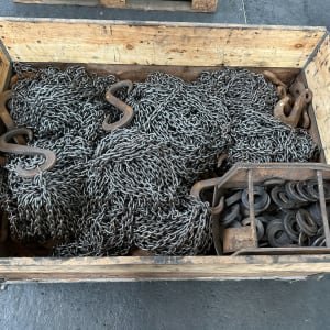 Item (approx. 560 kg) Sling chains Load hook