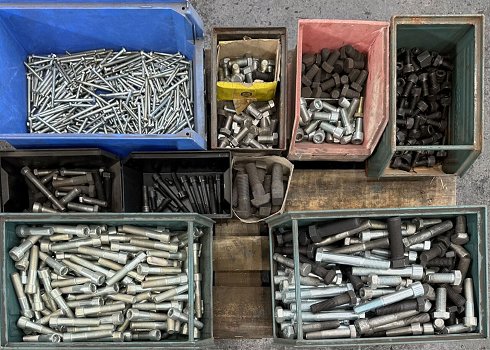 Lot of machine screws and accessories (185 kg)