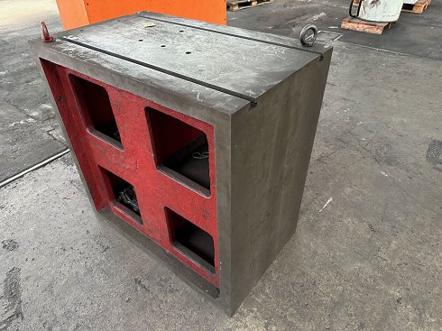 Clamping cube, clamping table with T-slots