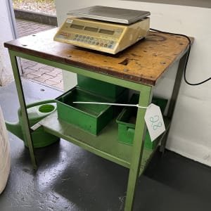 Workbench with scale