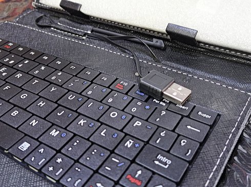 Lote de 10 fundas para Tablet de 7” con teclado NUEVAS, a estrenar.