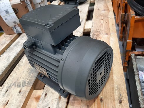 MOTORES MONOFASICOS E.M.G.  2 CV. 230V. IP55 2800 RPM NUEVOS SIN USO