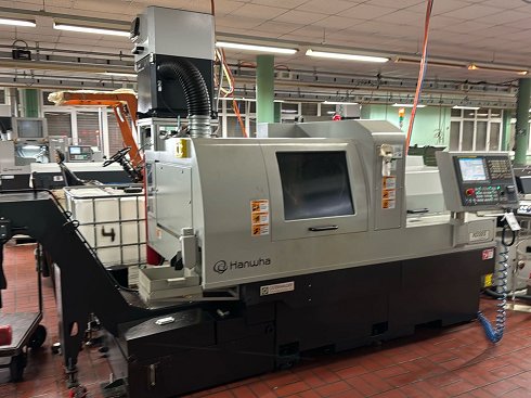 Torno tipo suizo CNC con transportador de viruta HANWHA XD 38 II-R