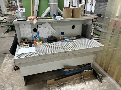 Grinding table with suction connection