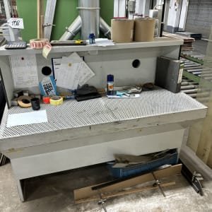 Grinding table with suction connection