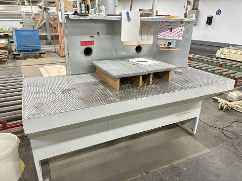 Grinding table with suction connection