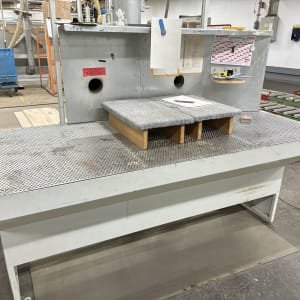 Grinding table with suction connection