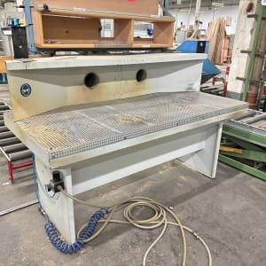 Grinding table with suction connection