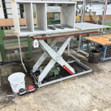 Scissor lift table