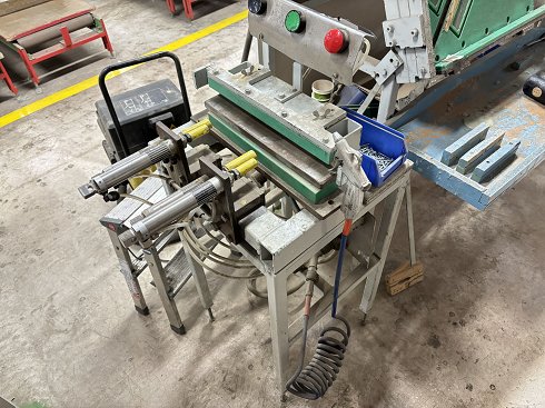 Pneumatic pressing device