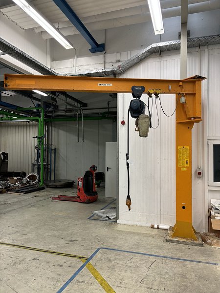 DEMAG Column-mounted slewing crane