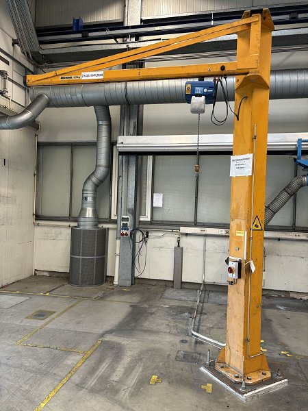 DEMAG Column-mounted slewing crane