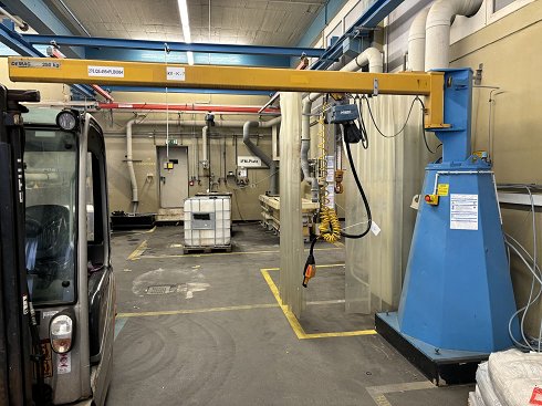 DEMAG Column-mounted slewing jib crane