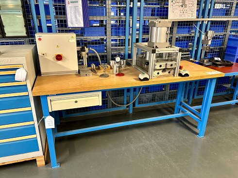 TAUROTEC Workbench with contents