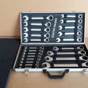 Toolbox With Socket Wrenches (4 elementos disponibles)