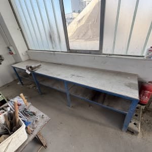 Workbench with vice