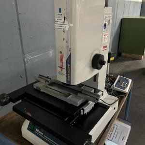 MITUTOYO QUICK SCOPE-L1020Z Optical measuring machine