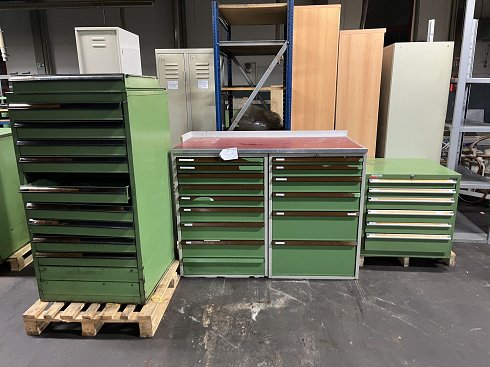 Lot tool cabinets without contents