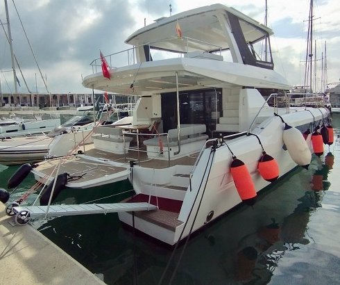 Powercat de 15,40 m de eslora