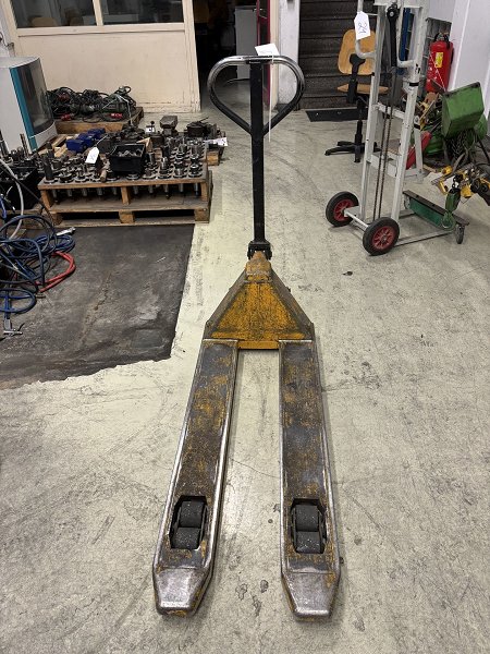 Hand pallet truck