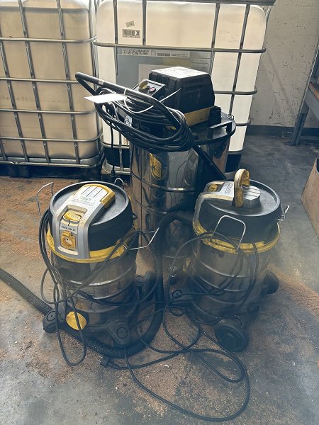 Lot Industrial vacuum cleaners