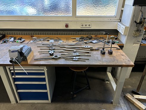 LUTZ Workbench with contents