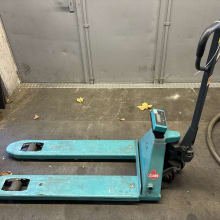 JUNGHEINRICH AMEISE Hand pallet truck in scale