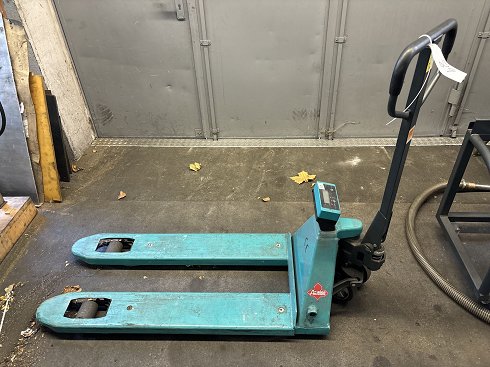 JUNGHEINRICH AMEISE Hand pallet truck in scale