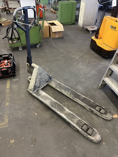 Hand pallet truck