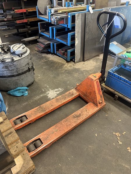 Hand pallet truck