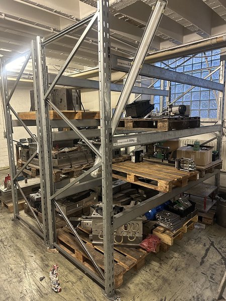 Lot Heavy duty shelving