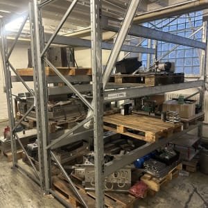 Lot Heavy duty shelving