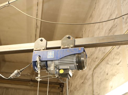 LUX SZ-200/200 Electric wire rope hoist with swivelling arm