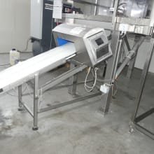 Discharge conveyor belt with metal detector