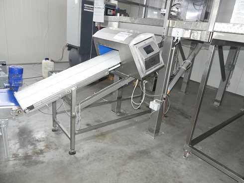 Discharge conveyor belt with metal detector