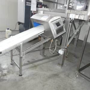 Discharge conveyor belt with metal detector