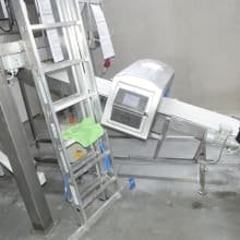 Discharge conveyor belt with metal detector