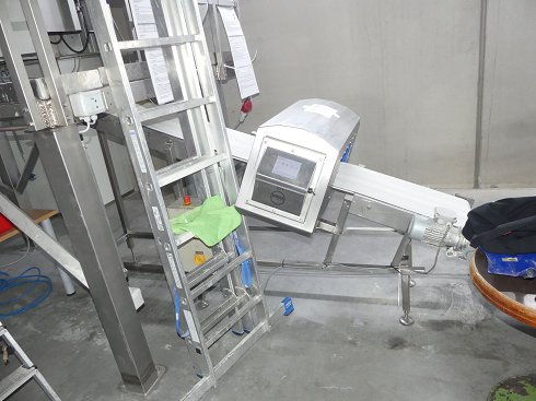 Discharge conveyor belt with metal detector