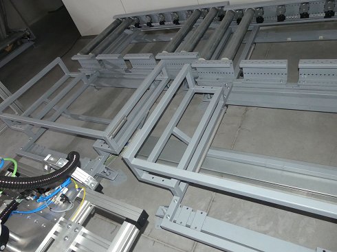 PLC 2 pcs. Cross conveyor roller tables for robot loading