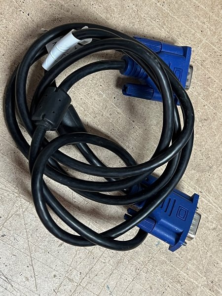 100 cables VGA