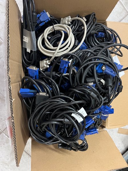 100 cables VGA