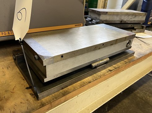 Sinusoidal magnetic clamping plate