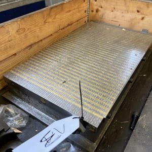 Magnetic clamping plate