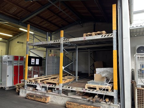 Roller conveyor pallet rack