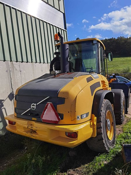 Cargadora Volvo L50F con cazo de alto volteo y báscula