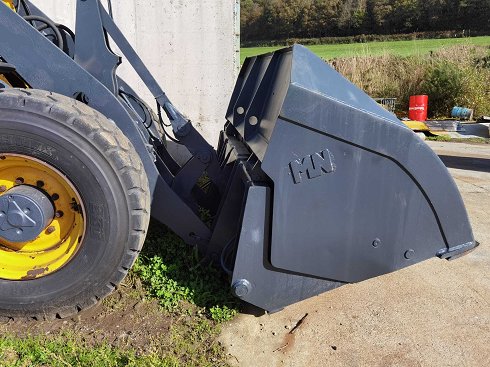 Cargadora Volvo L50F con cazo de alto volteo y báscula