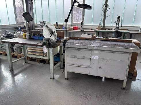 2 workbenches