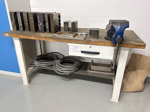 Workbench with vice