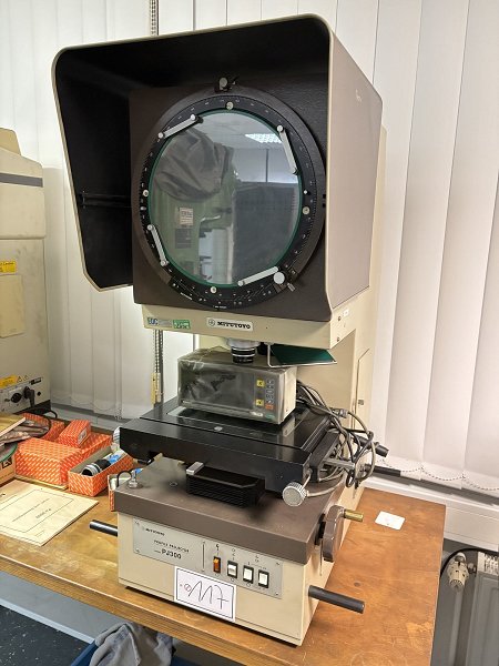 MITUTOYO PJ 300 H Profile projector