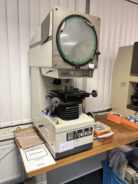 MITUTOYO PJ-3000 Profile projector